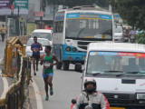 Трое участников индийского марафона прибыли к финишу на автобусе