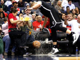 Игрок НБА в ходе игры сбил разносившую пиво официантку