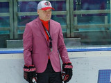 Хоккеисты «Автомобилиста» купили тренеру розовый пиджак