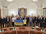 Порошенко наградил футболистов сборной Украины огнестрельным оружием