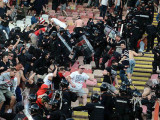 Футбольный матч в Сербии завершился столкновениями фанатов с полицией