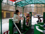 В центре Смоленска пенсионеры занимаются на уличных тренажерах