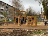 В Смоленске установили детский скалодром и качели на улице Крупской