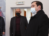 Смоленский губернатор проинспектировал спортшколу и навестил волонтеров-медиков