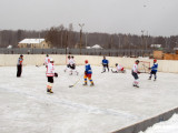 Смоленские хоккеисты провели матч в колонии