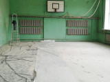 В сельской школе Вяземского района продолжается ремонт спортзала